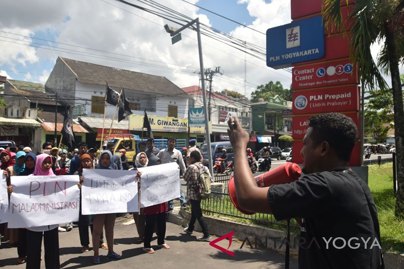 Aksi Warga Temon di PLN Yogyakarta