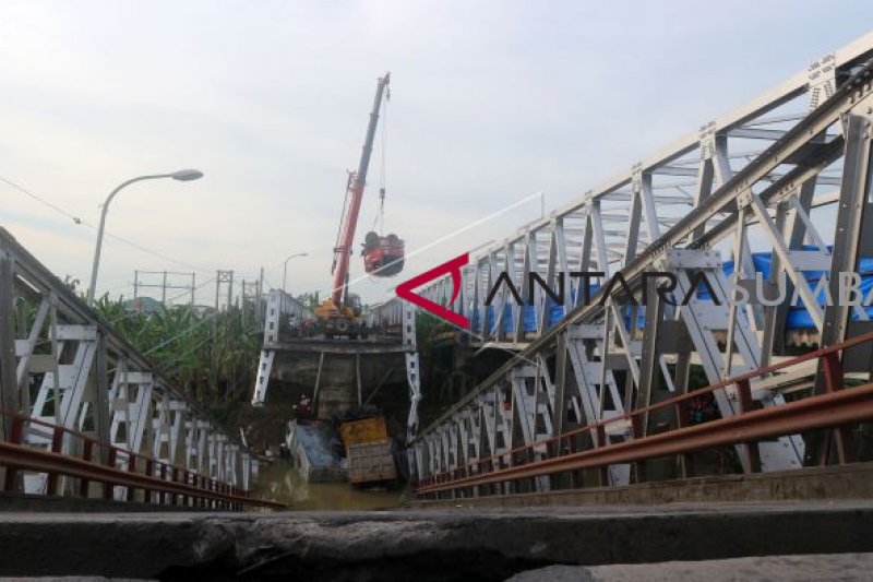 EVAKUASI TRUK DI JEMBATAN WIDANG