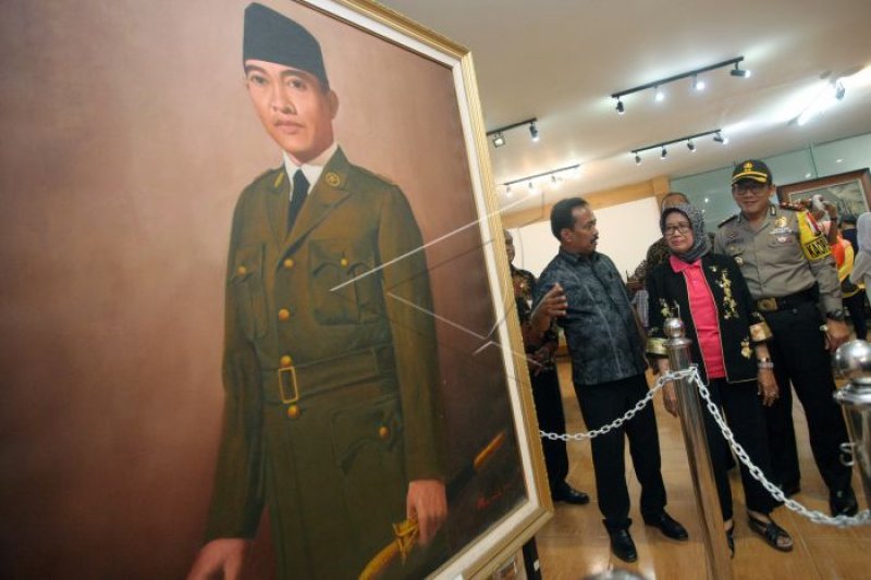Ibunda Presiden Jokowi nyekar ke makam Bung Karno di Blitar