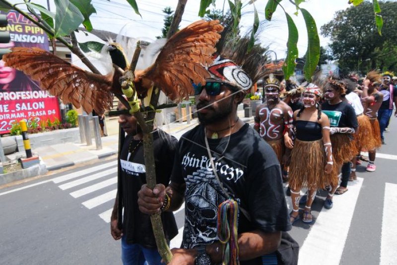 Mahasiswa Papua ikuti kirab Indonesian International Culture Festival