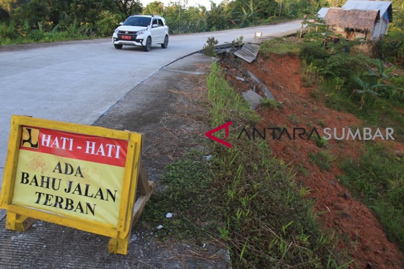 BAHU JALAN TRANS MENTAWAI TERBAN