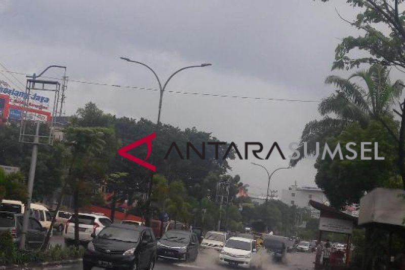 Hujan sekejab, Begini kondisi jalan protokol Palembang