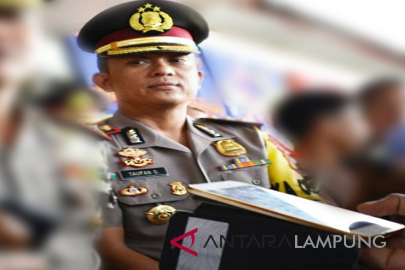 Ratusan botol minuman keras diamankan Polres Lampung Timur