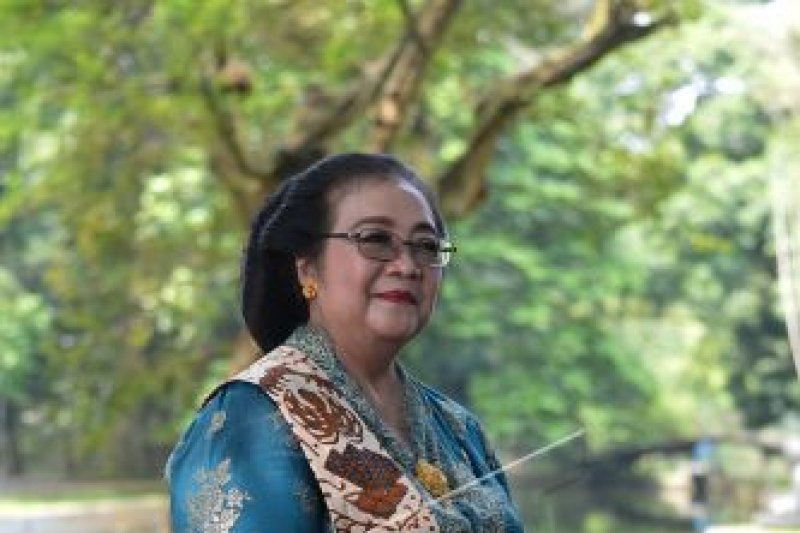 Menteri Lingkungan Hidup Siti Nurbaya kenakan kebaya pada Hari Kartini
