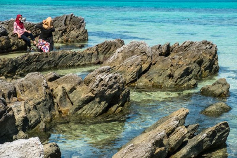 Wisatawan berswafo di kawasan destinasi favorit Pantai Ujung Gelam 