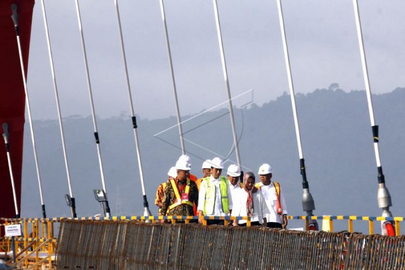 Presiden Jokowi tinjau pembangunan jembatan Holtekam