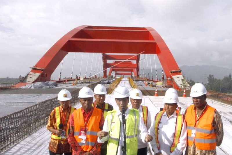 Presiden Jokowi tinjau pembangunan jembatan Holtekam