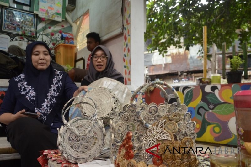 Merajut limbah plastik jadi tas ciamik