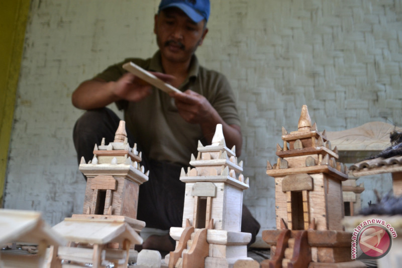 Kerajinan Miniatur Candi Cangkuang