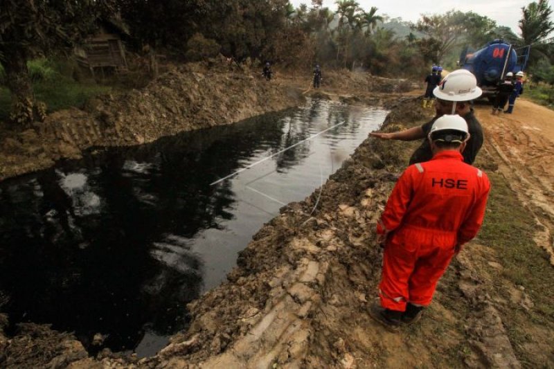 Petugas Pertamina awasi saluran pembuangan cairan minyak ilegal