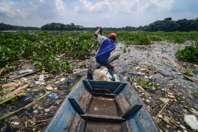 Warga mencari ikan di Sungai Citarum yang tercemar limbah