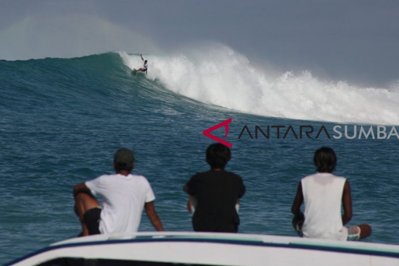 BUPATI CUP MENTAWAI SURFING COMPETITION