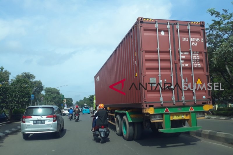 Truk kontainer melintasi  jalan protokol Kota Palembang