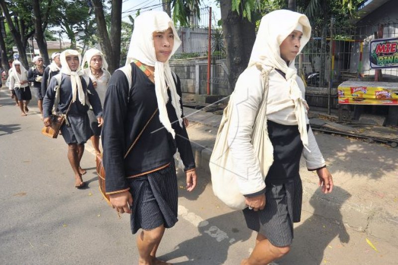 Warga Badui Dalam berjalan kaki menuju upacara Seba Badui