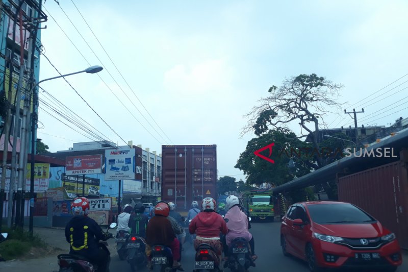 Truk tronton bahayakan pengguna jalan