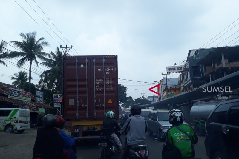 Truk tronton bahayakan pengguna jalan