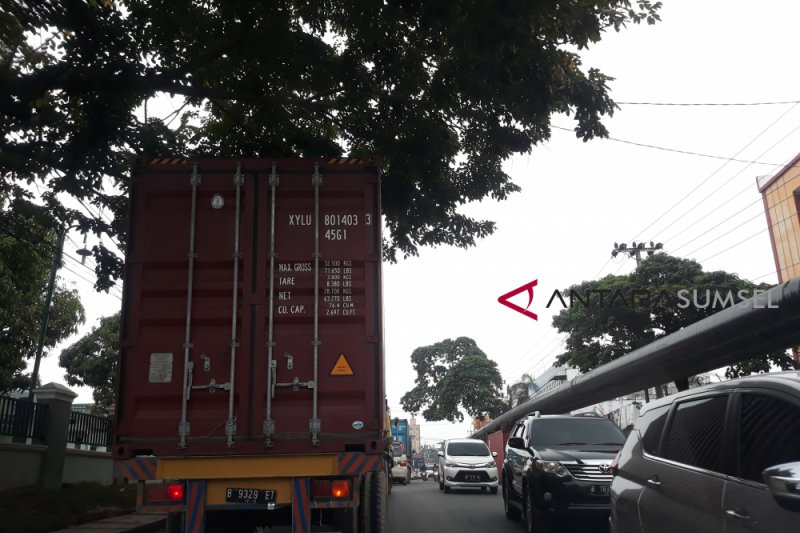 Truk tronton bahayakan pengguna jalan