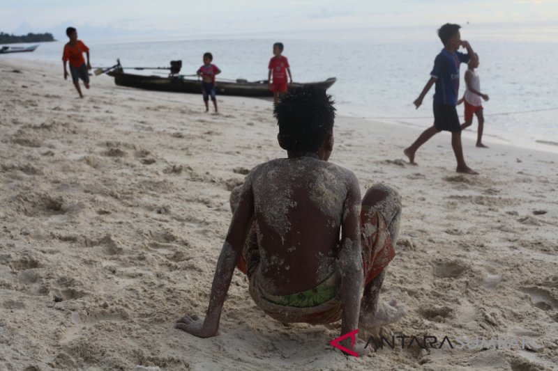 BERMAIN DI PANTAI