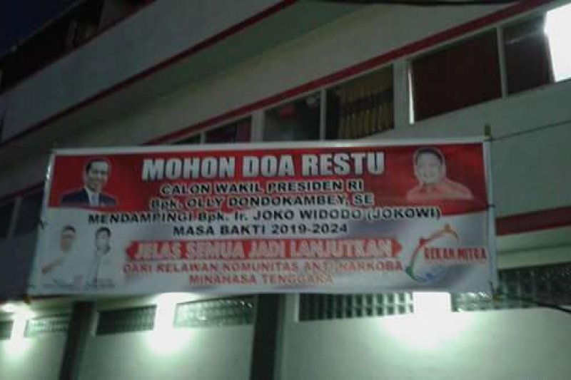 Spanduk dukungan Gubernur Sulut Olly Dondokambey sebagai Cawapres Jokowi