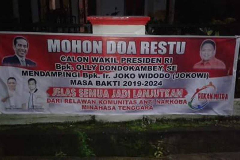Spanduk dukungan Gubernur Sulut Olly Dondokambey sebagai Cawapres Jokowi