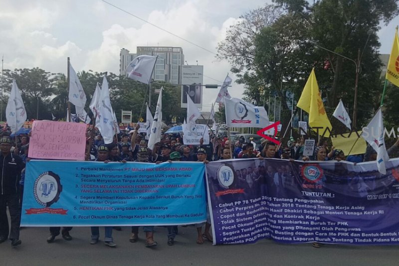 Ribuan buruh gelar aksi damai di Monpera dan DPRD Sumsel
