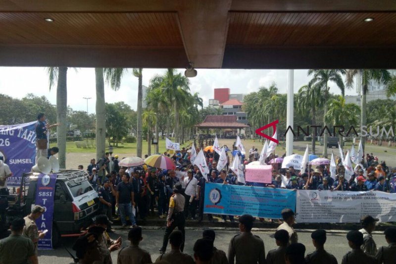 Ribuan buruh gelar aksi damai di Monpera dan DPRD Sumsel