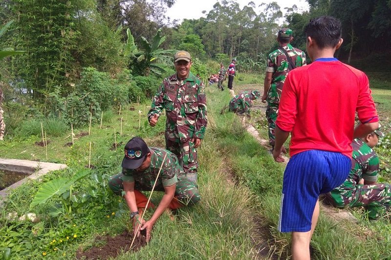 Kodim Garut tanam pohon antisipasi bahaya erosi