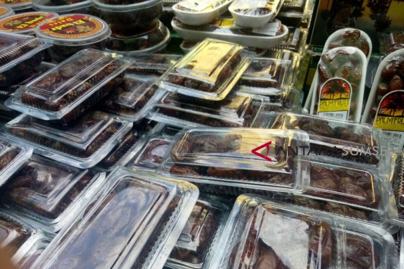 Jelang Ramadhan pedagang jual kurma