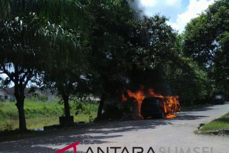 Mobil minibus terbakar di Jakabaring