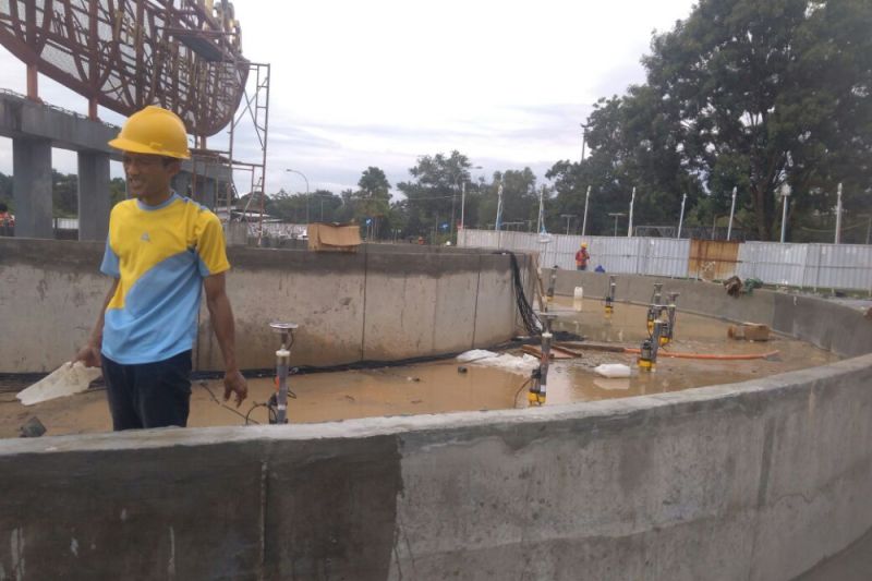 Perbaikan taman depan Stadion Gelora Jakabaring