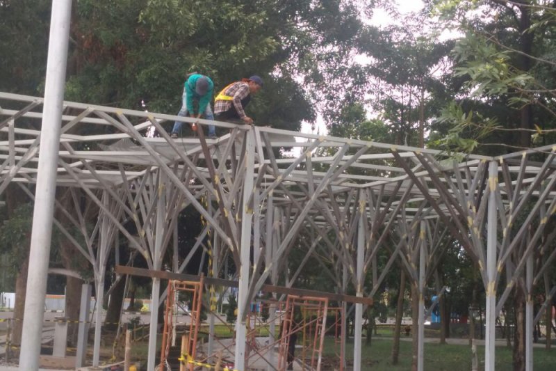 Perbaikan taman depan Stadion Gelora Jakabaring