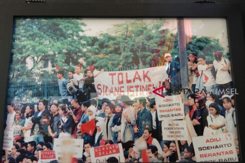 Pamerah foto perjuangan mahasiswa tolak orde baru