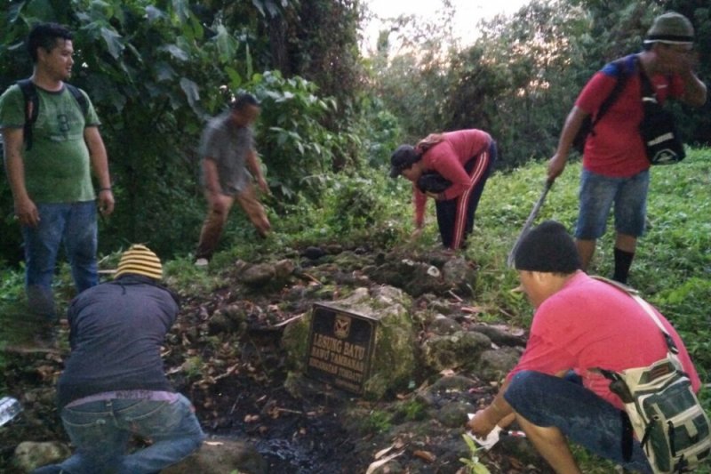 Pemberi rokok ke orangutan dihukum jadi petugas kebersihan