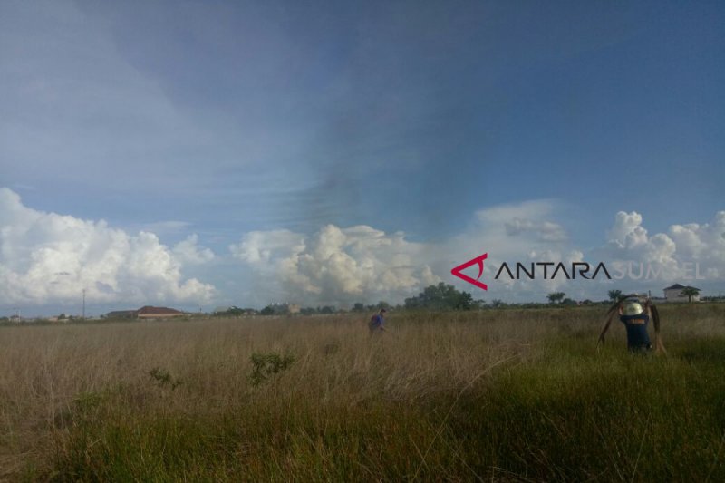 Kebakaran lahan kosong di Jakabaring