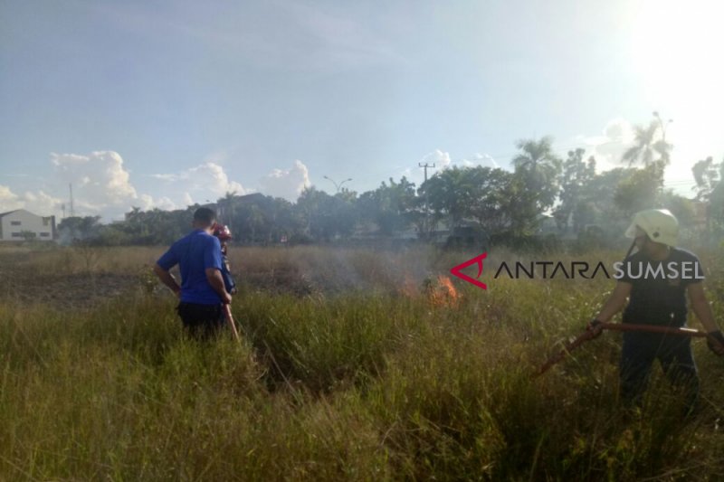 Kebakaran lahan kosong di Jakabaring