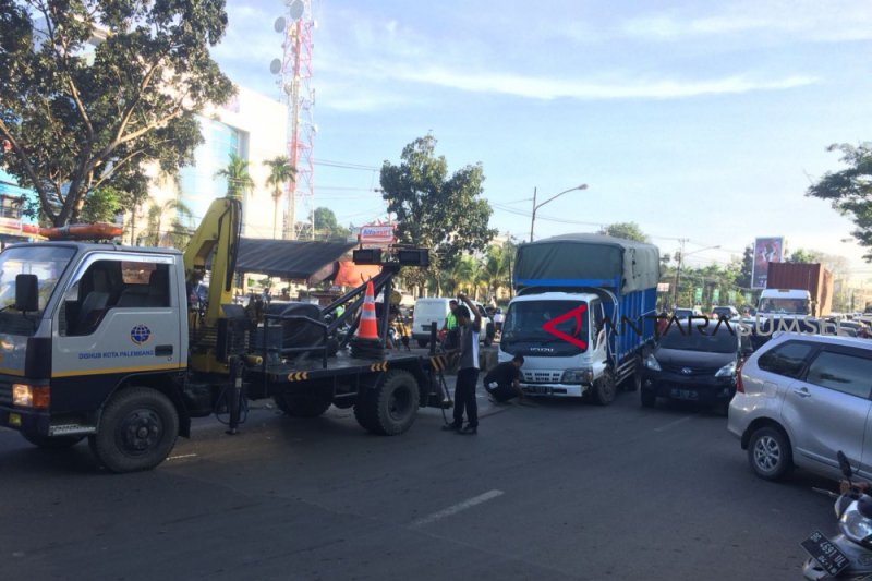 Sopir ngantuk, truk tanpa muatan terbalik