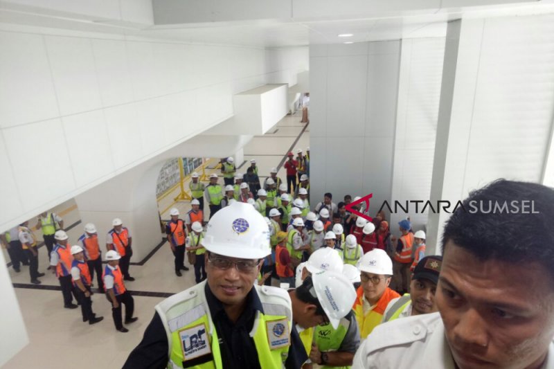 Menteri Perhubungan naik LRT Palembang