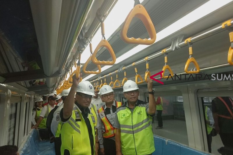 Menteri Perhubungan naik LRT Palembang