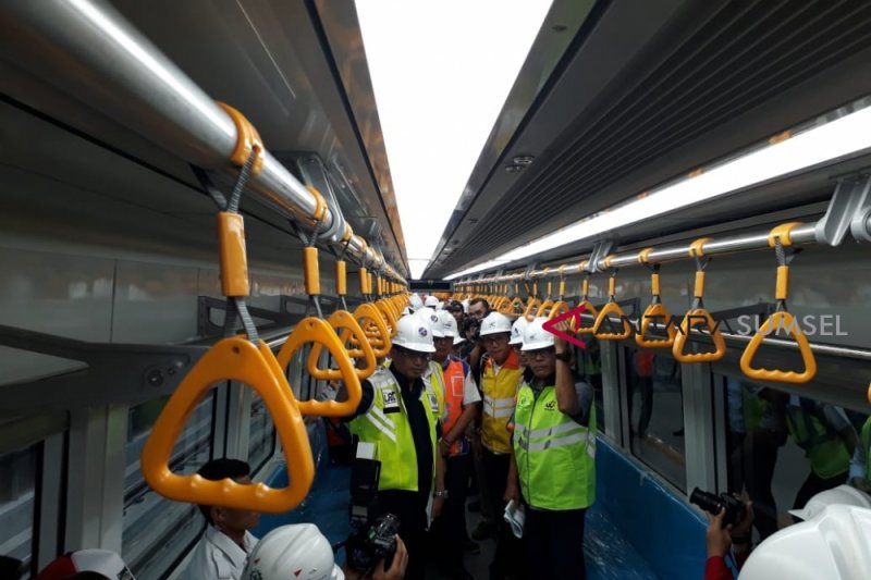 Menteri Perhubungan naik LRT Palembang