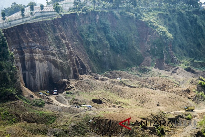 Seorang tewas tertimpa longsoran batu di Garut