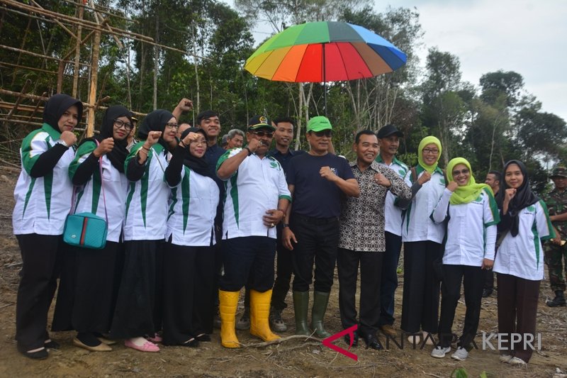 Kepala Staf Kepresidenan tinjau pertanian di Lingga