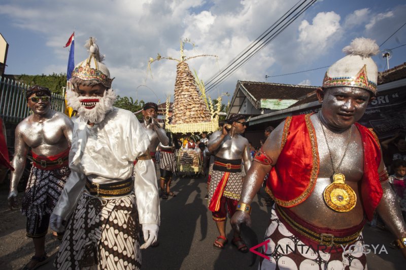 KIRAB GUNUNGAN APEM JELANG PUASA