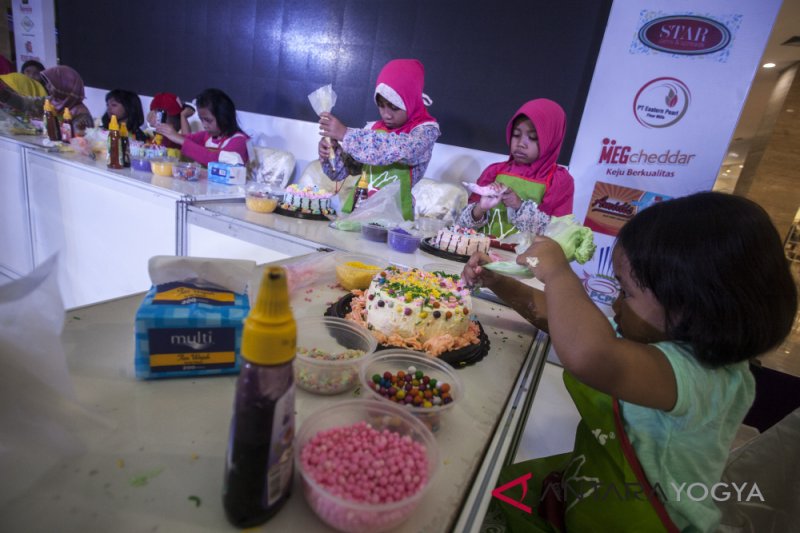 LATIH KREATIVITAS ANAK DENGAN MENGHIAS KUE