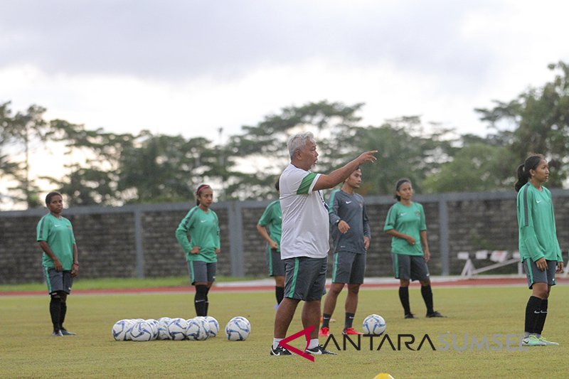 Latihan Timnas Putri Indonesia