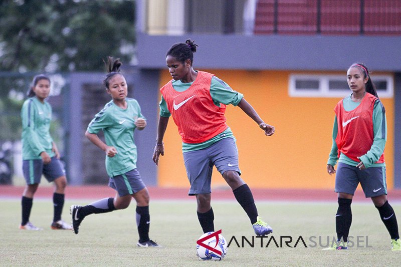 Latihan Timnas Putri Indonesia