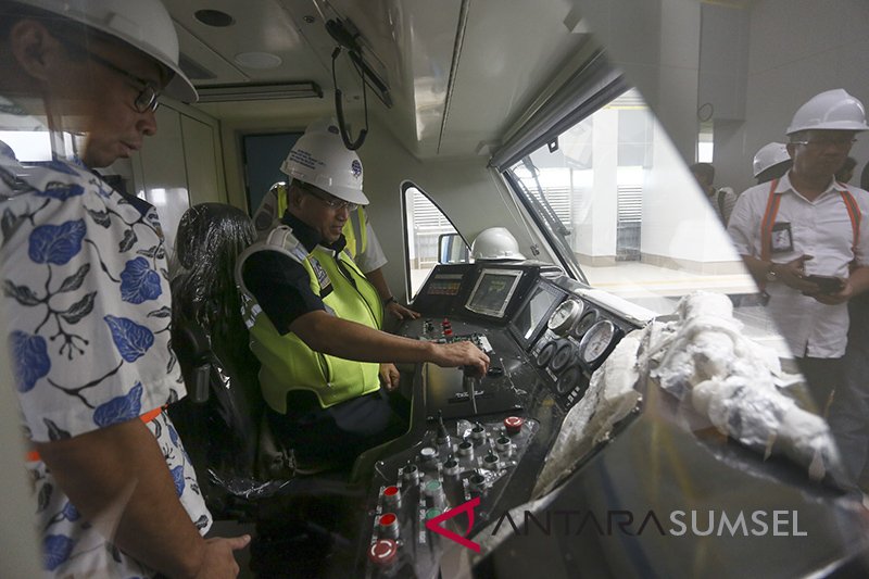 Menhub Hadiri Uji Coba LRT