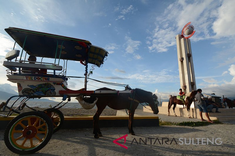 Ngabuburit di Tugu Gerhana Matahari