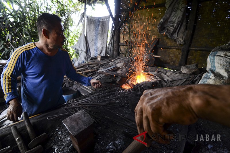 Pandai besi terkendala bahan baku