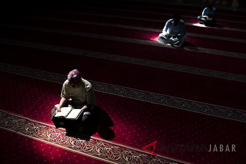 Umat Muslim perbanyak Ibadah di Masjid Raya