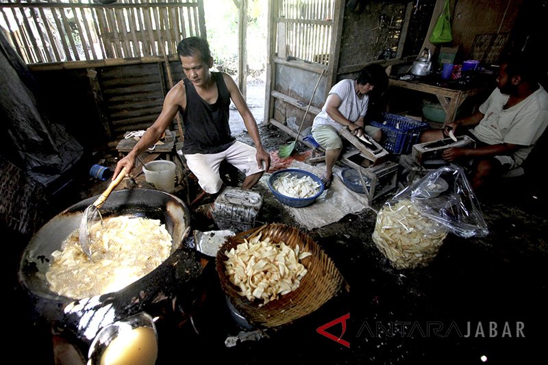 Survei SMRC:  76 persen masyarakat akui pendapatan merosot karena pandemi